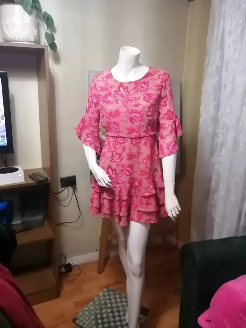 Vestido corto floral rosa con volantes - 1
