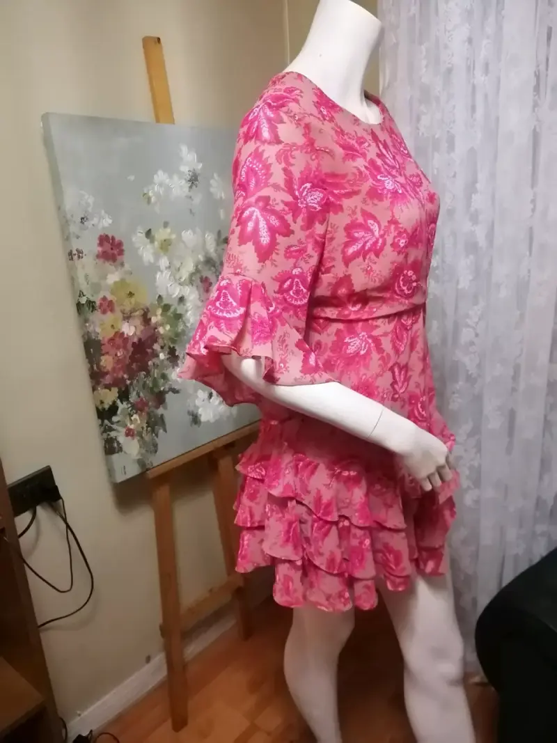 Vestido corto floral rosa con volantes - 2