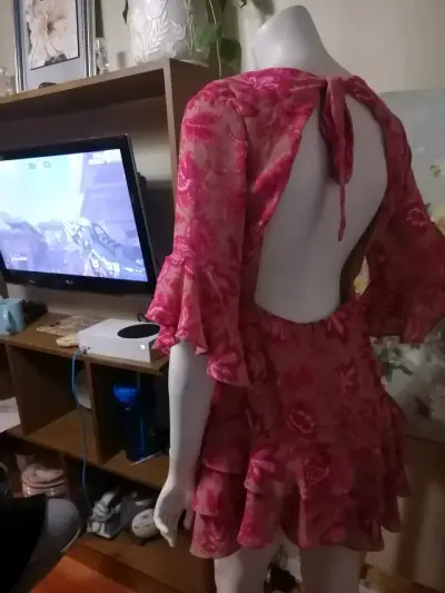 Vestido corto floral rosa con volantes - miniatura 3