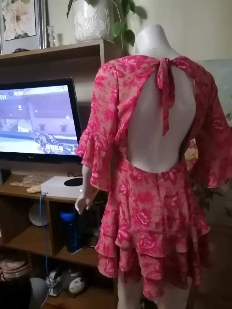 Vestido corto floral rosa con volantes - 4