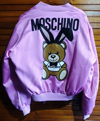 bomberjacket rosa Moschino con diseño playboy Xs - miniatura 2