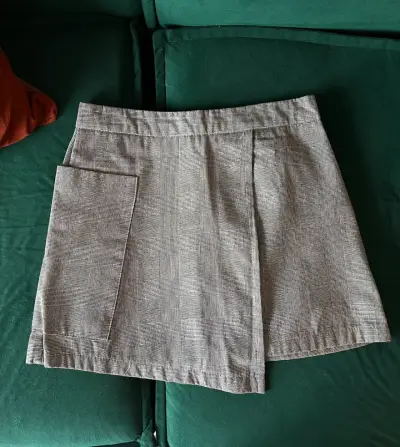 Falda corta gris con diseño a cuadros - miniatura 1