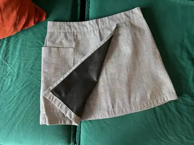 Falda corta gris con diseño a cuadros - miniatura 2