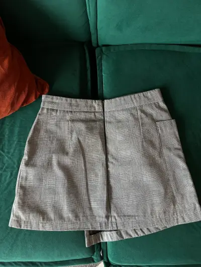 Falda corta gris con diseño a cuadros - miniatura 3