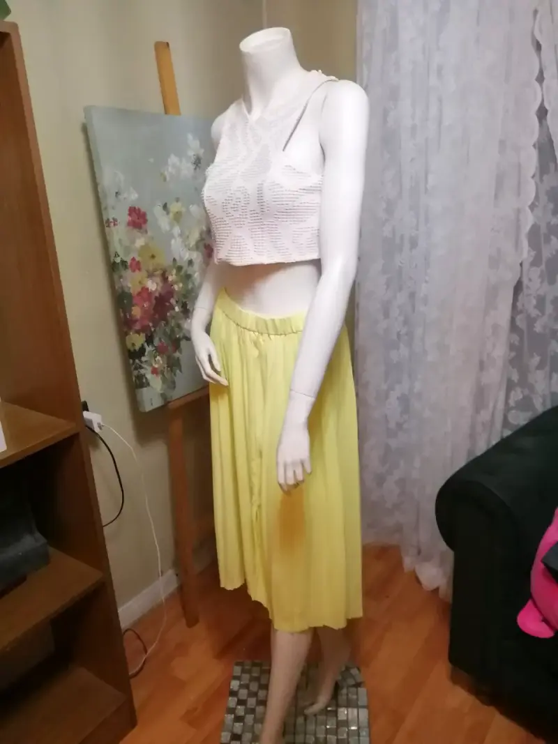 Conjunto de falda amarilla y top blanco calado - 1