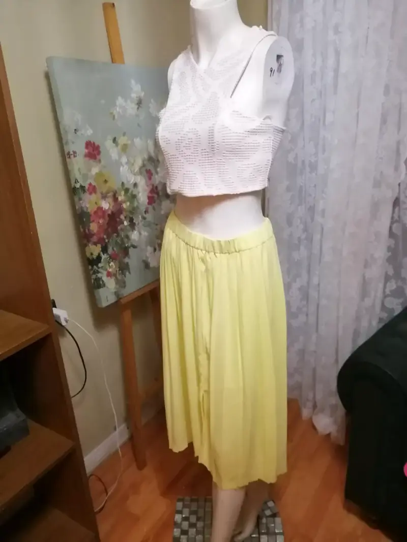 Conjunto de falda amarilla y top blanco calado - 2