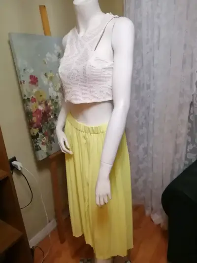 Conjunto de falda amarilla y top blanco calado - miniatura 3