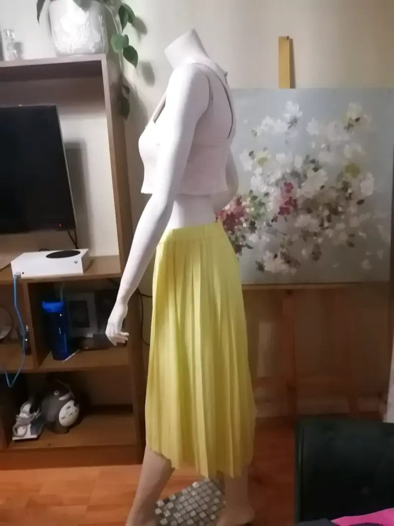 Conjunto de falda amarilla y top blanco calado - 4