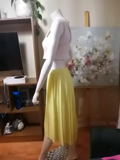 Conjunto de falda amarilla y top blanco calado - miniatura 4