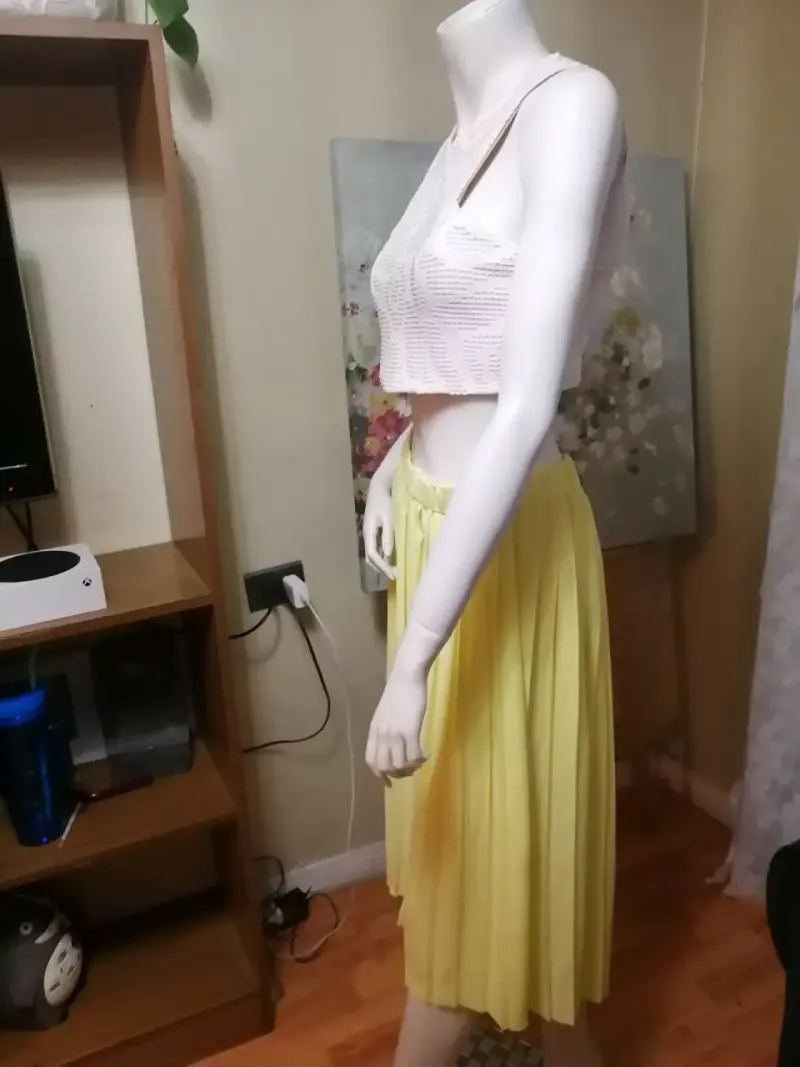 Conjunto de falda amarilla y top blanco calado - 5