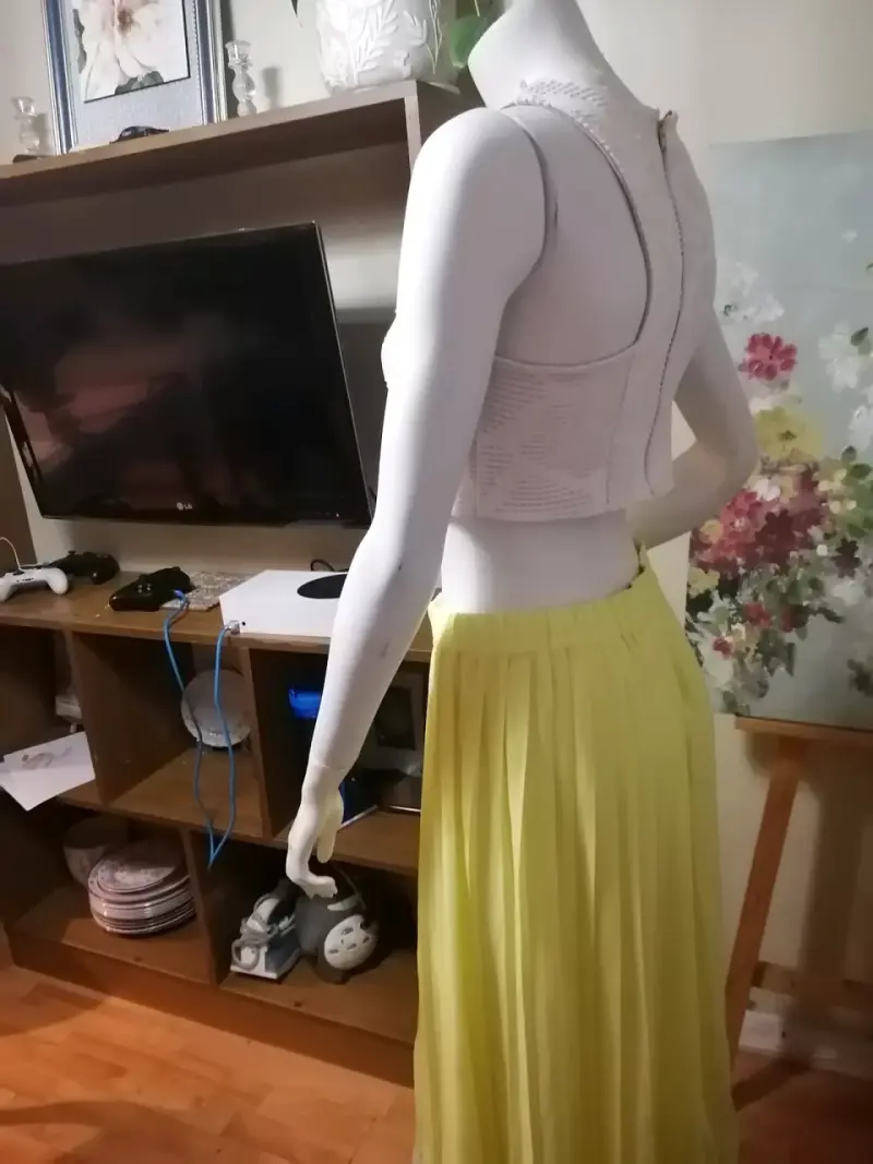 Conjunto de falda amarilla y top blanco calado - 6