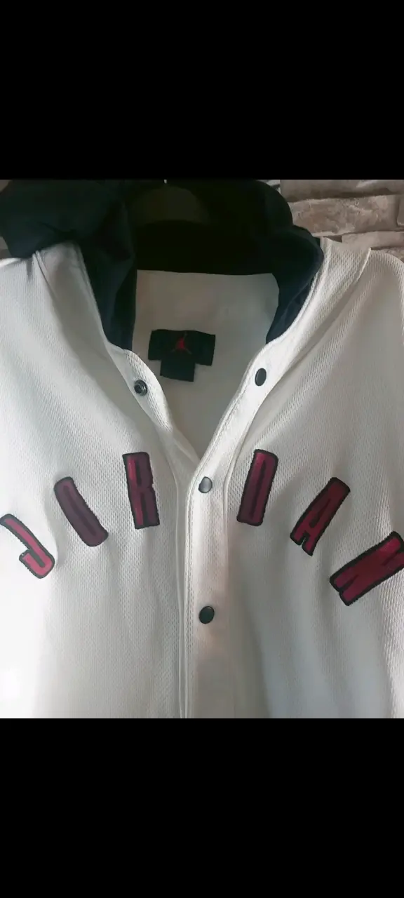 Chaqueta deportiva Jordan blanca y negra - 2