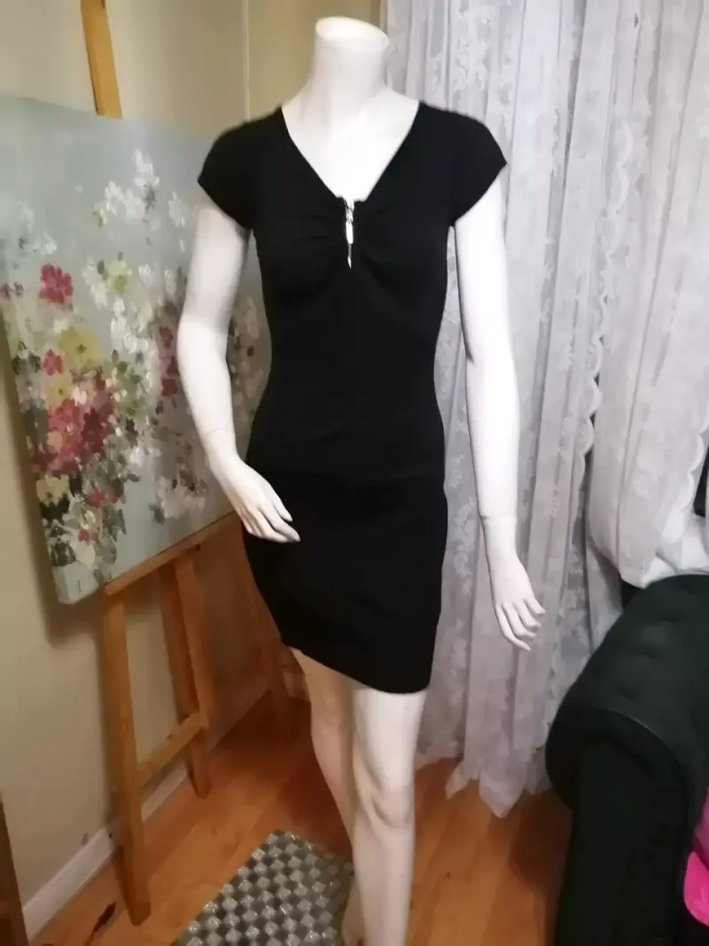 Vestido negro ajustado con detalle de cierre - 1