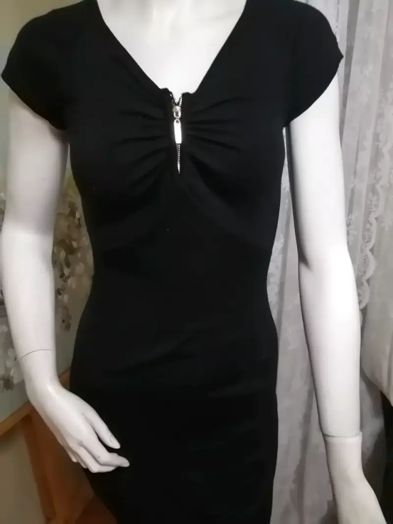 Vestido negro ajustado con detalle de cierre - 2