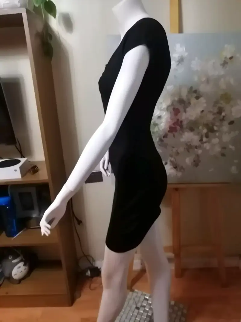 Vestido negro ajustado con detalle de cierre - 3