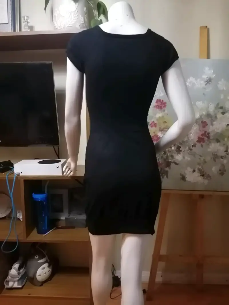 Vestido negro ajustado con detalle de cierre - 4