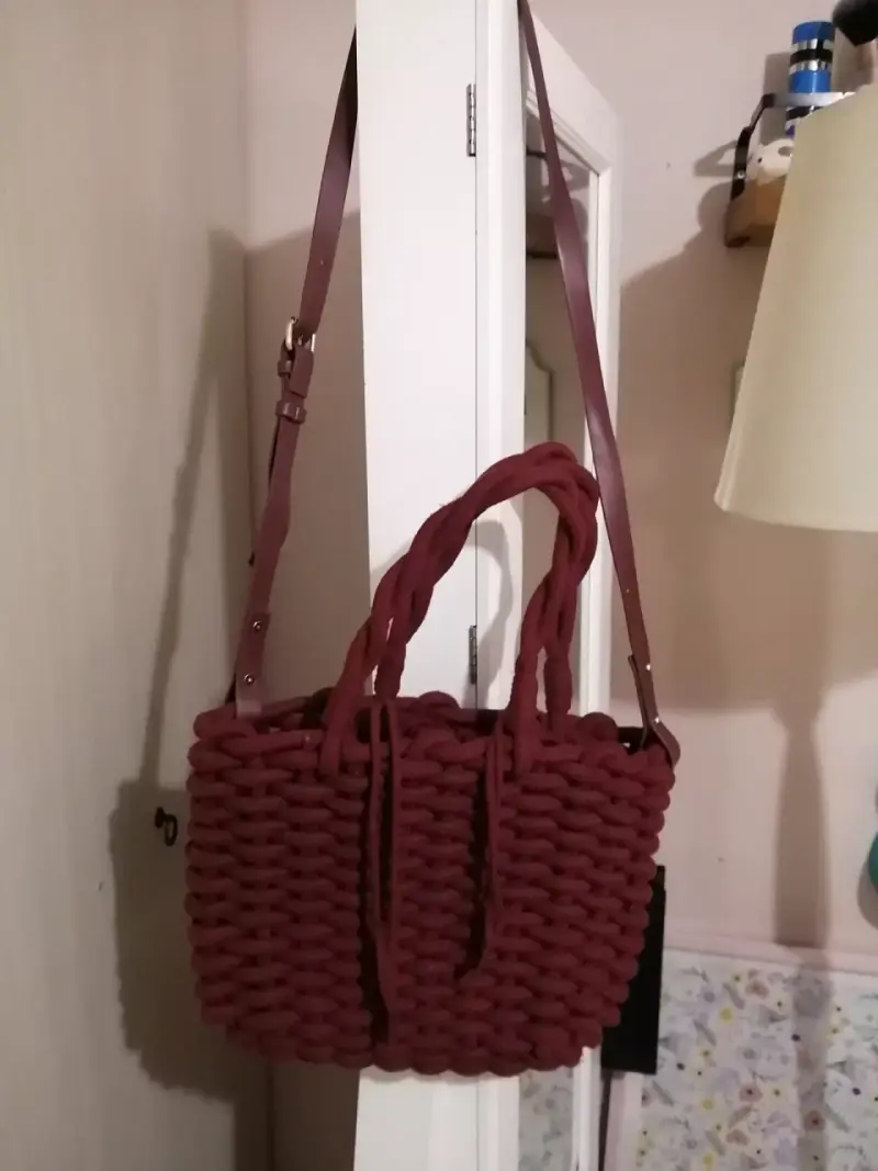 Bolso tejido a mano color burdeos - 1