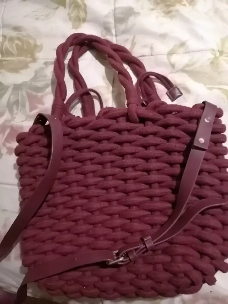 Bolso tejido a mano color burdeos - 2