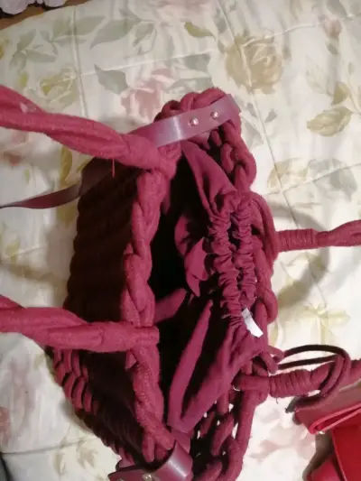 Bolso tejido a mano color burdeos - miniatura 3