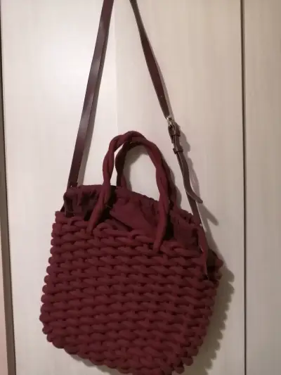 Bolso tejido a mano color burdeos - miniatura 5
