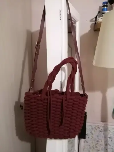 Bolso tejido a mano color burdeos - miniatura 6