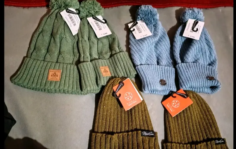 Gorros de lana con pompón Maui and Son - 1