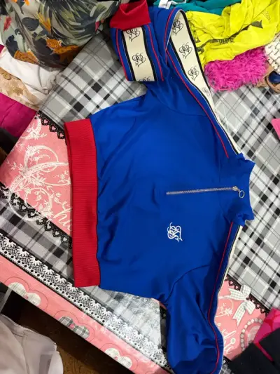 Chaqueta deportiva azul con detalles rojos - miniatura 1