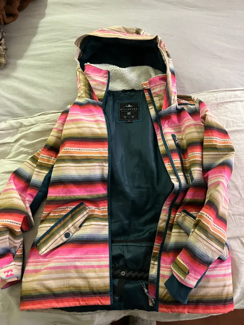 Chaqueta impermeable Billabong con capucha y diseño a rayas - 2