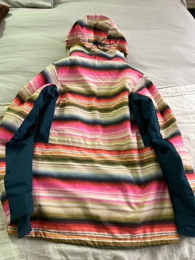 Chaqueta impermeable Billabong con capucha y diseño a rayas - miniatura 3