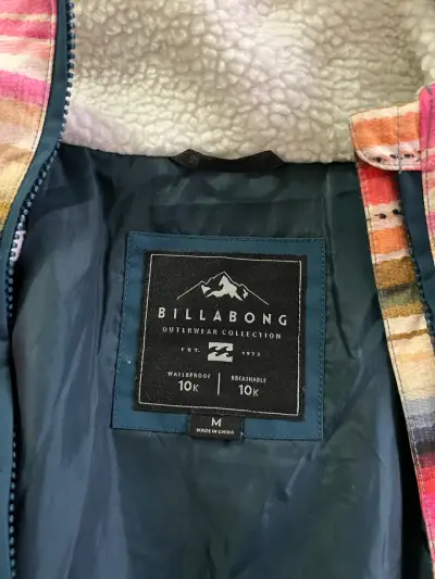 Chaqueta impermeable Billabong con capucha y diseño a rayas - miniatura 4