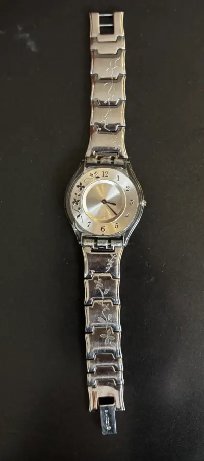 Reloj Swatch  con diseño floral sin pilas - miniatura 1