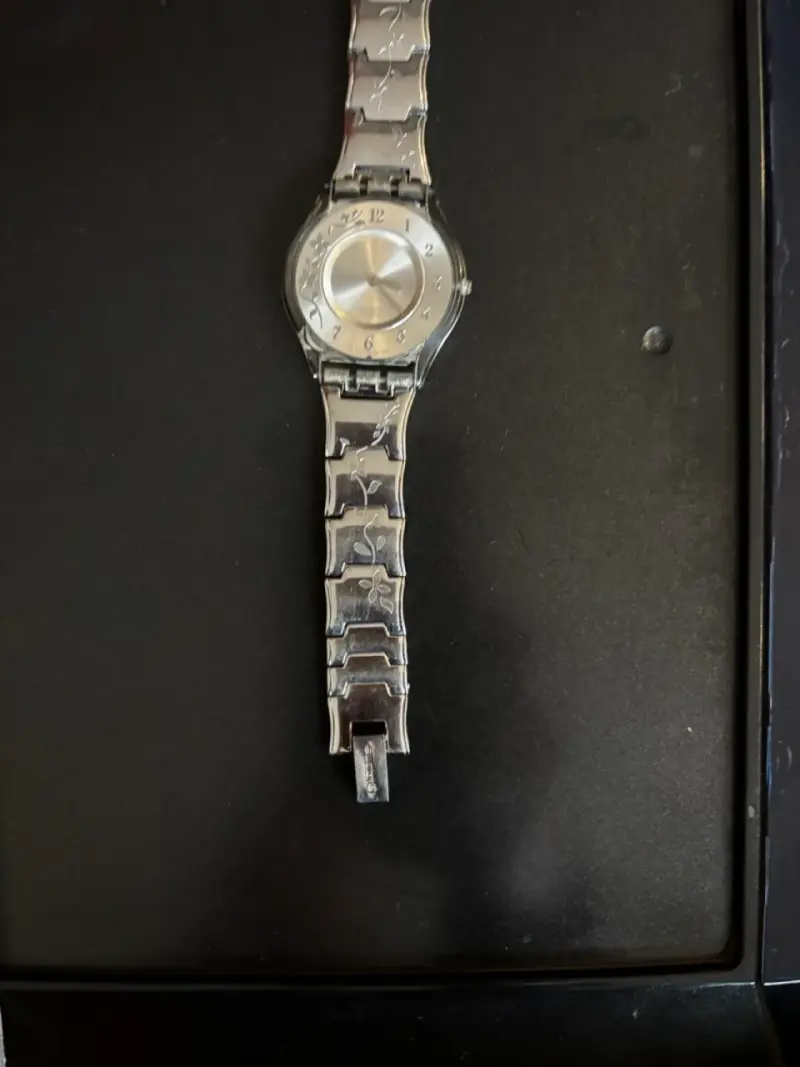 Reloj Swatch con diseño floral sin pilas - 2