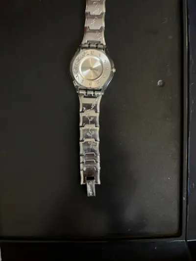 Reloj Swatch  con diseño floral sin pilas - miniatura 2