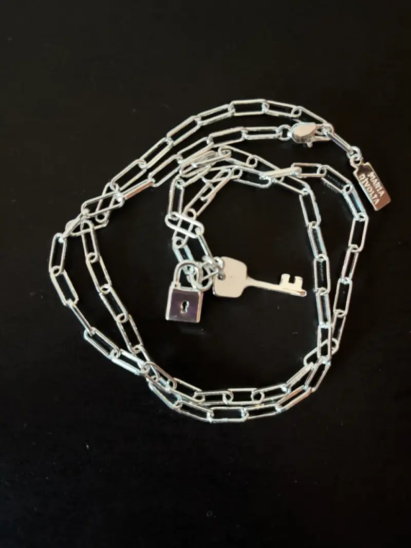Collar bisutería con dijes candado y llave - 1