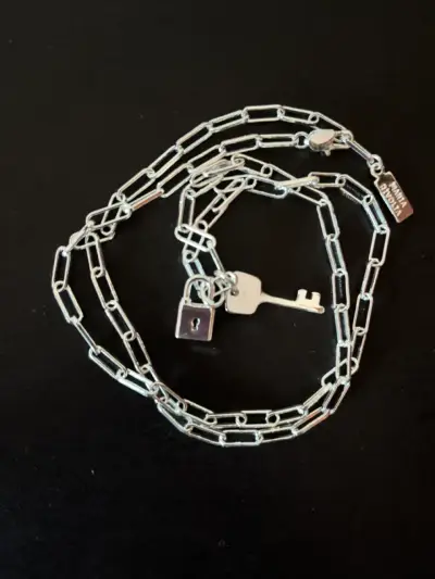 Collar bisutería con dijes candado y llave - miniatura 1