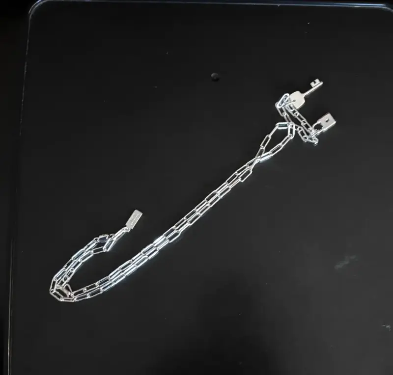 Collar bisutería con dijes candado y llave - 2