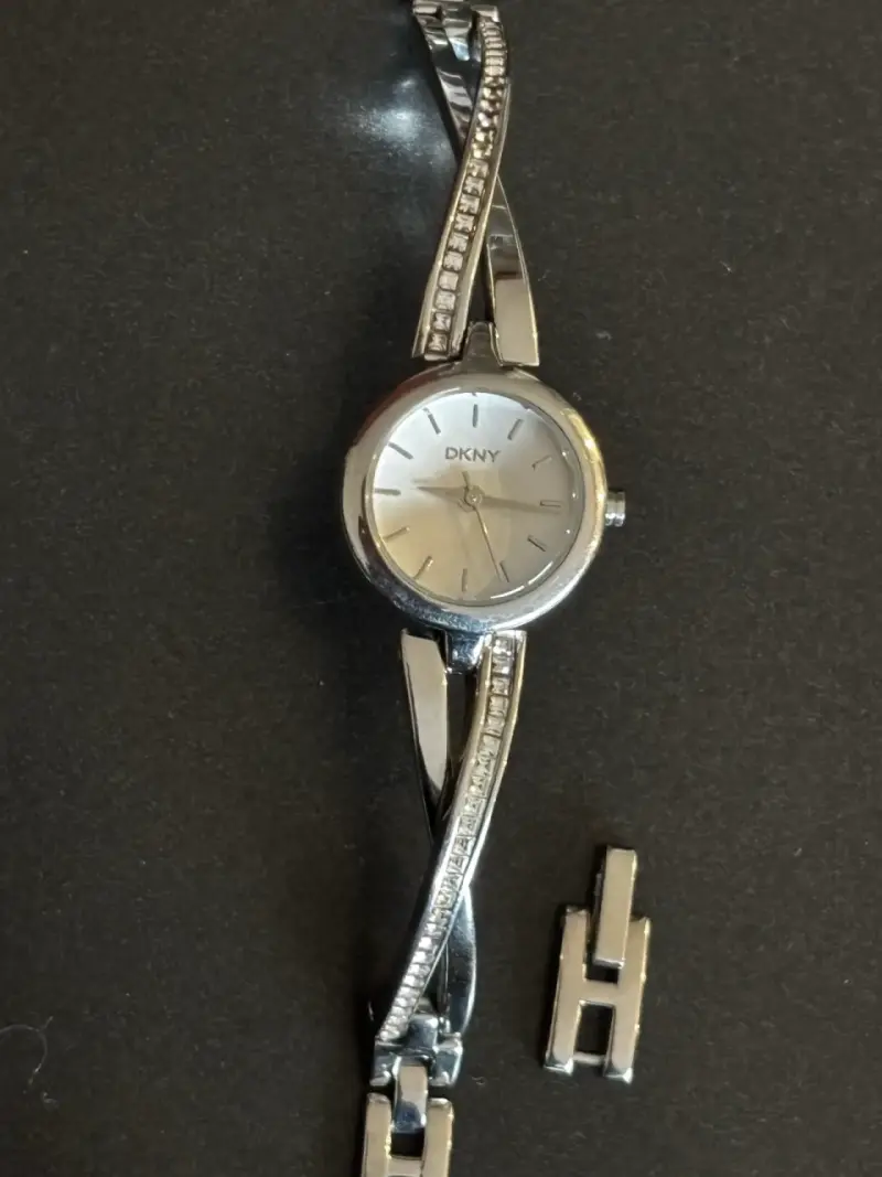 Reloj de pulsera plateado DKNY sin pilas - 2