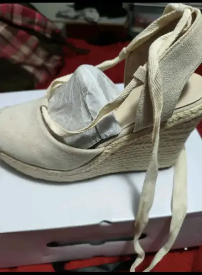 Alpargatas beige con cintas de tela - miniatura 3