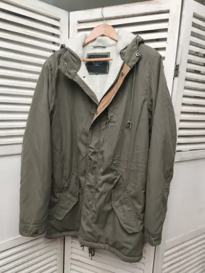 Parka verde con capucha y forro de lana - miniatura 1