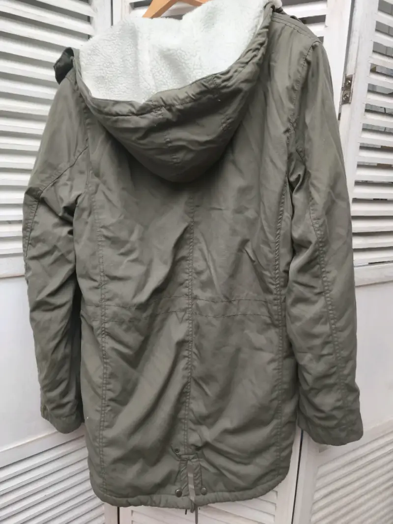 Parka verde con capucha y forro de lana - 4