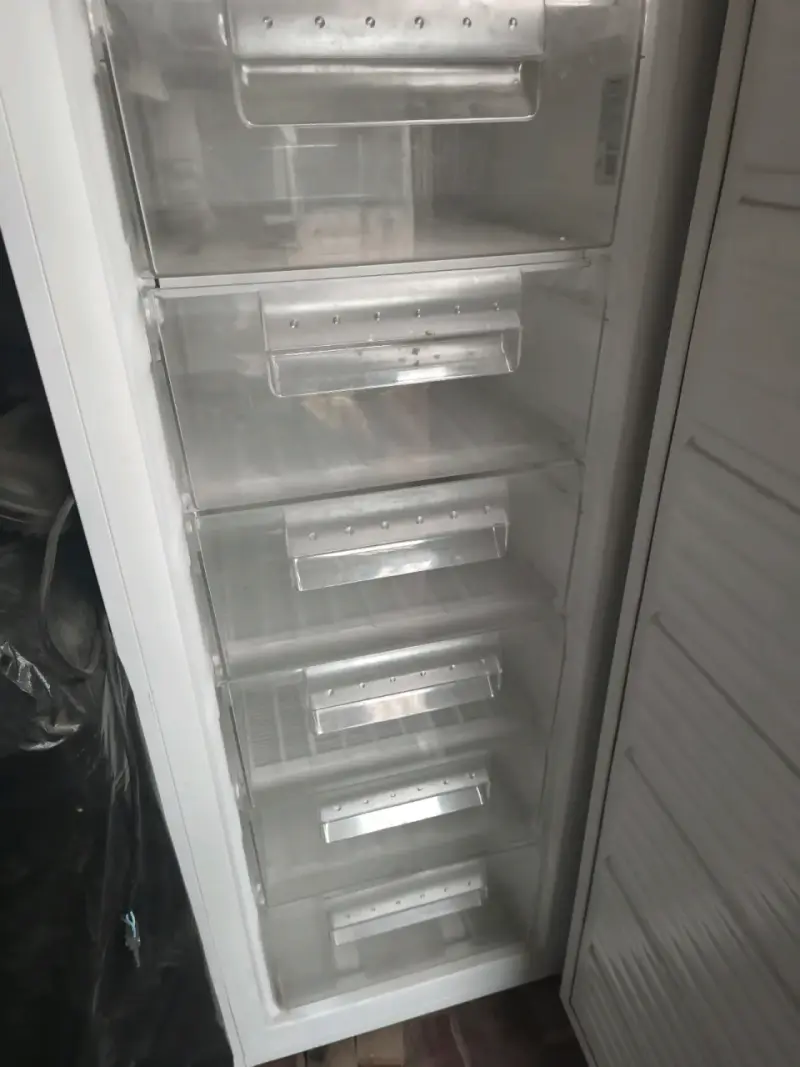 Refrigerador Mademsa de una puerta en buen estado - 5