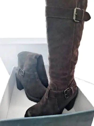 Botas altas de gamuza marrón con hebillas - miniatura 1