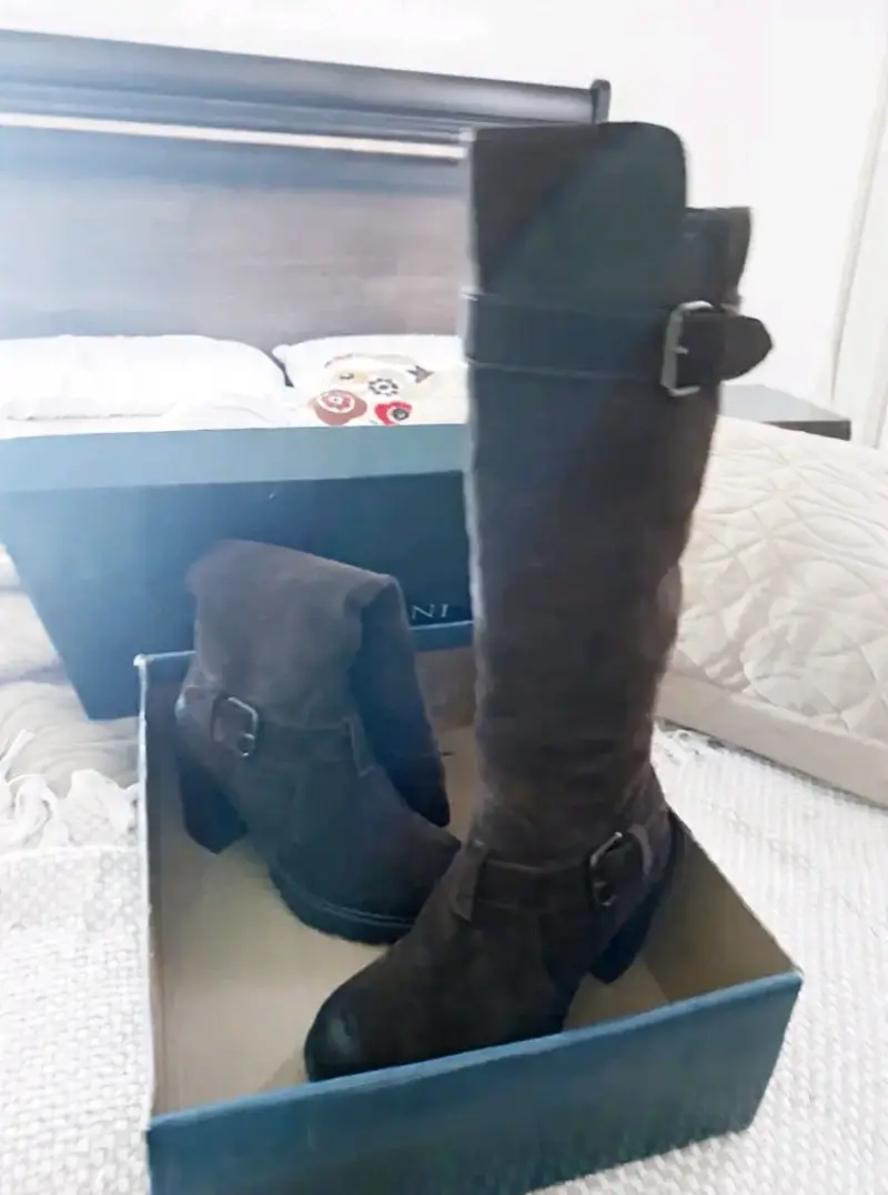 Botas altas de gamuza marrón con hebillas - 2