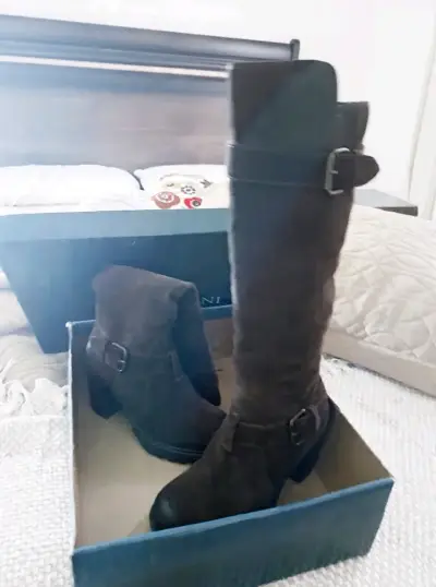 Botas altas de gamuza marrón con hebillas - miniatura 2
