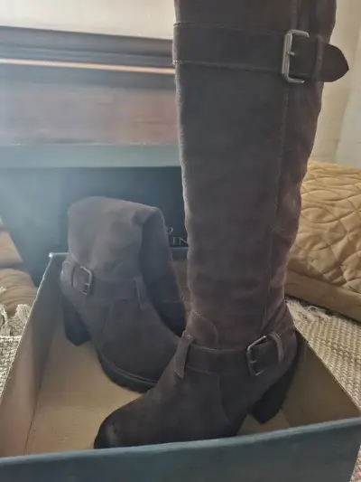 Botas altas de gamuza marrón con hebillas - miniatura 3