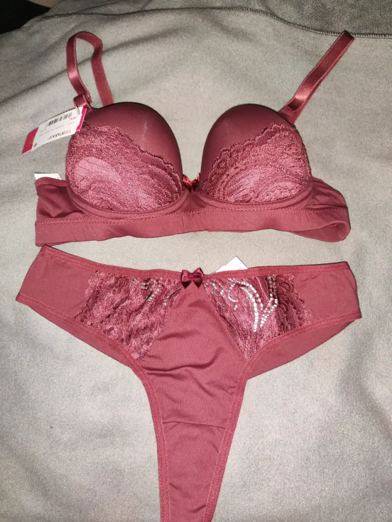 Conjunto de lencería color burdeos con encaje