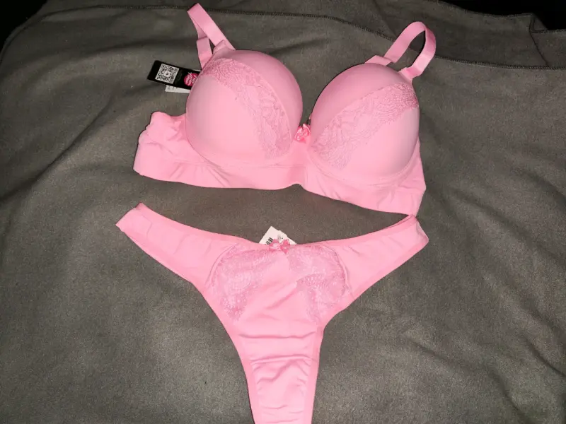 Conjunto de lencería rosa con encaje