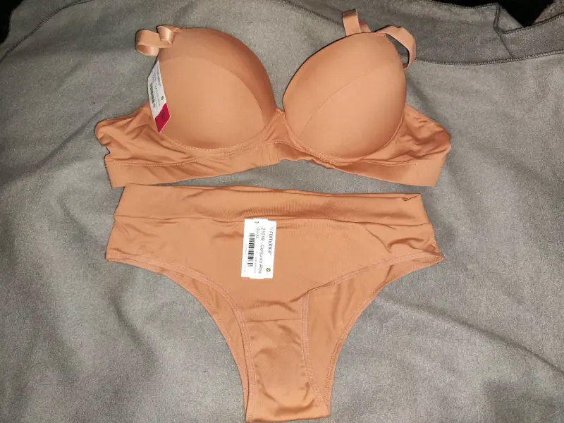 Conjunto de lencería color piel con sujetador