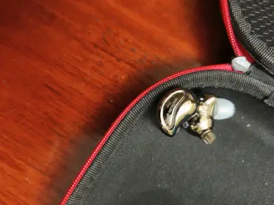 Auriculares BLON 01 con estuche - miniatura 2
