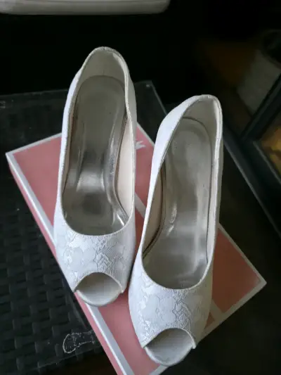 Zapatos de tacón alto blancos con encaje - miniatura 3